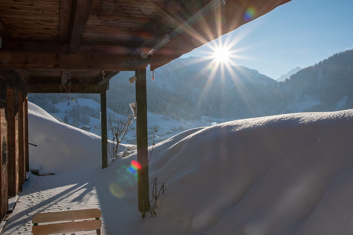 The terrace of the apartment Heimböck on a sunny day with a looot of snow.